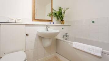 Classic Apartment | Bathroom | Combined shower/bathtub, free toiletries, hair dryer, towels