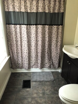 Combined shower/bathtub, hair dryer, towels