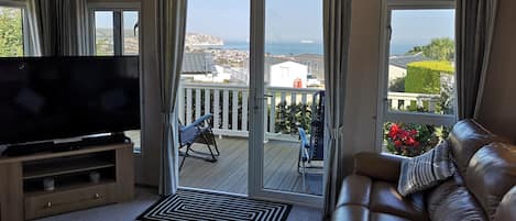 Smart TV, fireplace, stereo