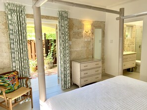 3 chambres, coffres-forts dans les chambres, fer et planche à repasser