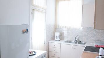 Fridge, microwave, oven, coffee/tea maker