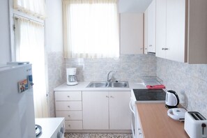 Fridge, microwave, oven, coffee/tea maker