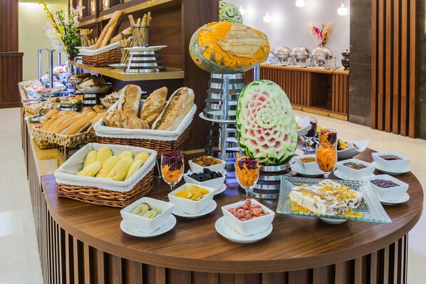 Desayuno buffet (SAR 70 por persona)