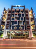 Un moderno edificio de hotel con un llamativo letrero que dice 