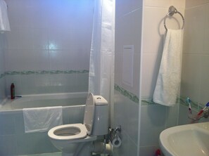 Ensemble baignoire-douche, séchoir à cheveux