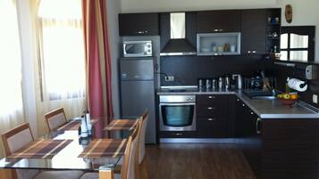 Kühlschrank, Mikrowelle, Ofen, Herdplatte