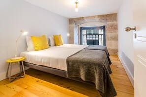 Departamento, 2 habitaciones | Caja de seguridad en la habitación, escritorio y insonorización