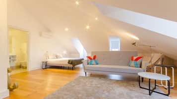 Superior Studio | In-room safe, desk, soundproofing, iron/ironing board