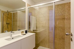 Shower, hair dryer, bathrobes, bidet - Casas da Baixa - Lighthouse Apartments (Lisbon)