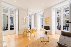 アパートメント 2 ベッドルーム | セーフティボックス (室内)、デスク、防音設備、アイロン / アイロン台