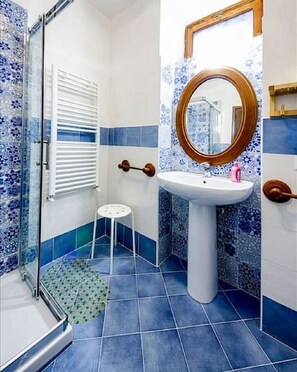 Bruser, hårtørrer, bidet, håndklæder