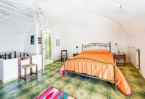 3 bedrooms, iron/ironing board, travel cot, free WiFi