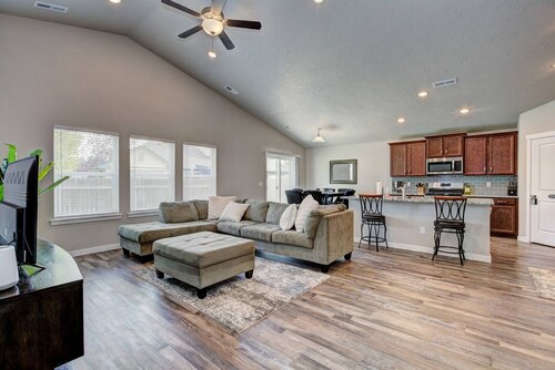 Nampa Family Home | King Bed | 5 TVs | Near Idaho Center | Room for Everyone