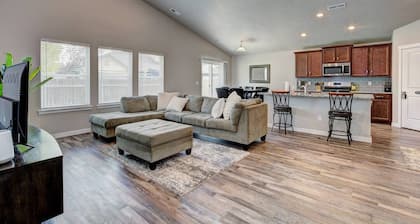 Nampa Family Home | King Bed | 5 TVs | Near Idaho Center | Room for Everyone