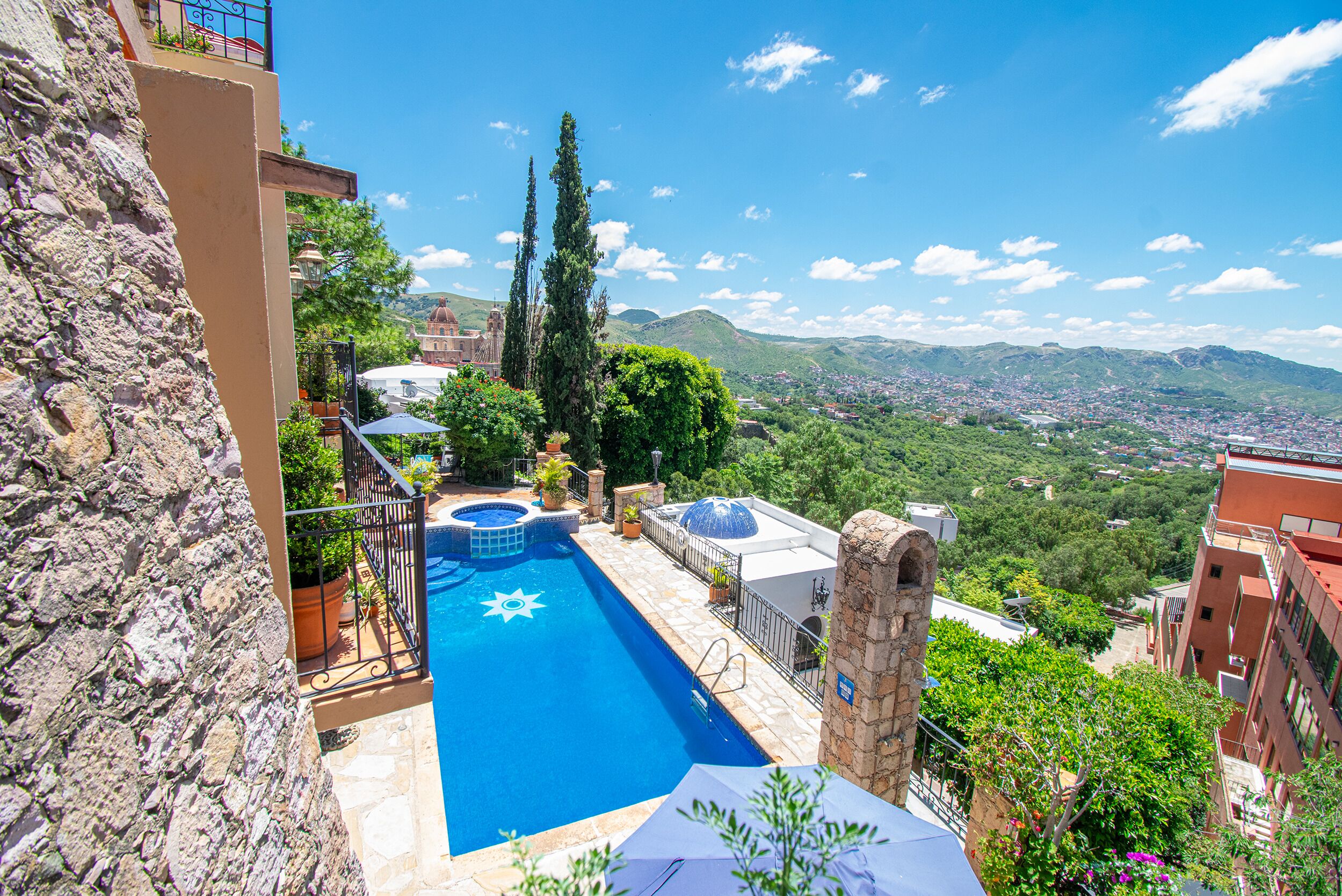 Sezonluk açık havuz, 8 ve 20 saatleri arasında açık, havuz şemsiyeleri 