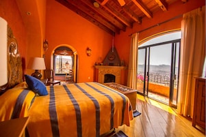 Ropa de cama de alta calidad y caja de seguridad en la habitación