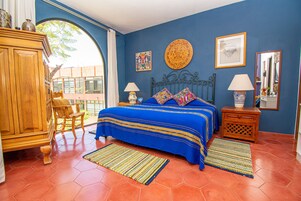 Ropa de cama de alta calidad y caja de seguridad en la habitación 