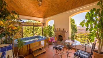 Valenciana | Ropa de cama de alta calidad y caja de seguridad en la habitación