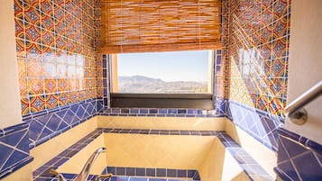 Guadalupe | Baño | Regadera, regadera tipo lluvia, secadora de cabello, batas