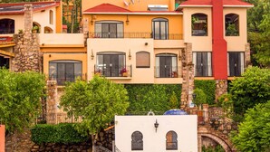 A multi-story building with balconies, stone walls, and a red roof. - Casa Estrella Valenciana Hotel Boutique (Guanajuato)