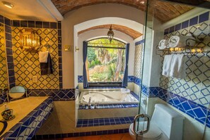 San Bernabe | Bathroom | Shower, rainfall showerhead, hair dryer, bathrobes - Casa Estrella Valenciana Hotel Boutique (Guanajuato)