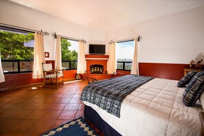El Tepeyac | Premium bedding, in-room safe, individually decorated