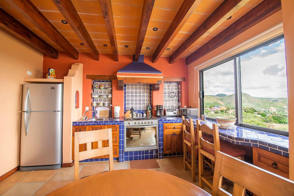 santa ana | private kitchen | fridge, microwave