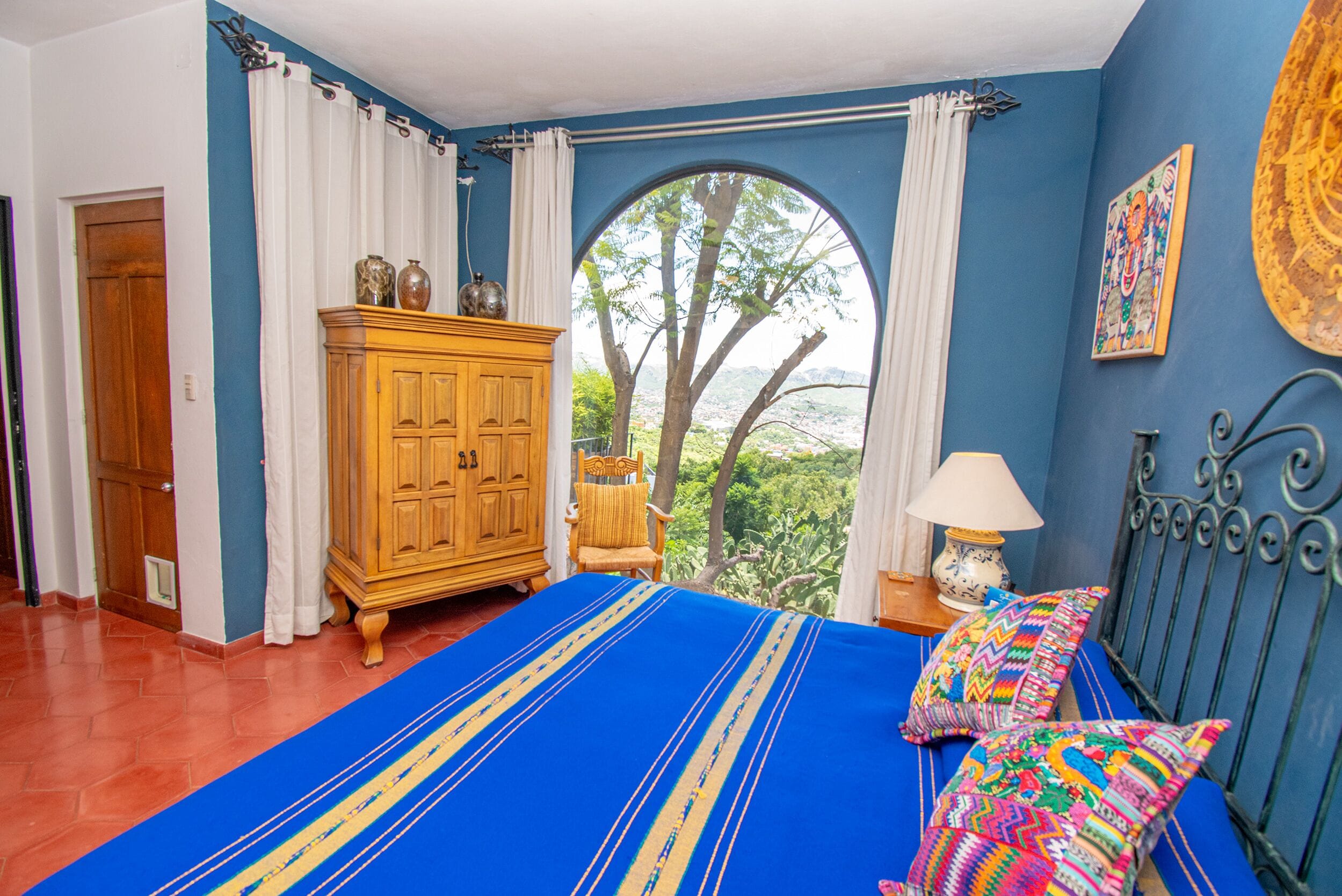 Premium bedding, in-room safe, individually decorated