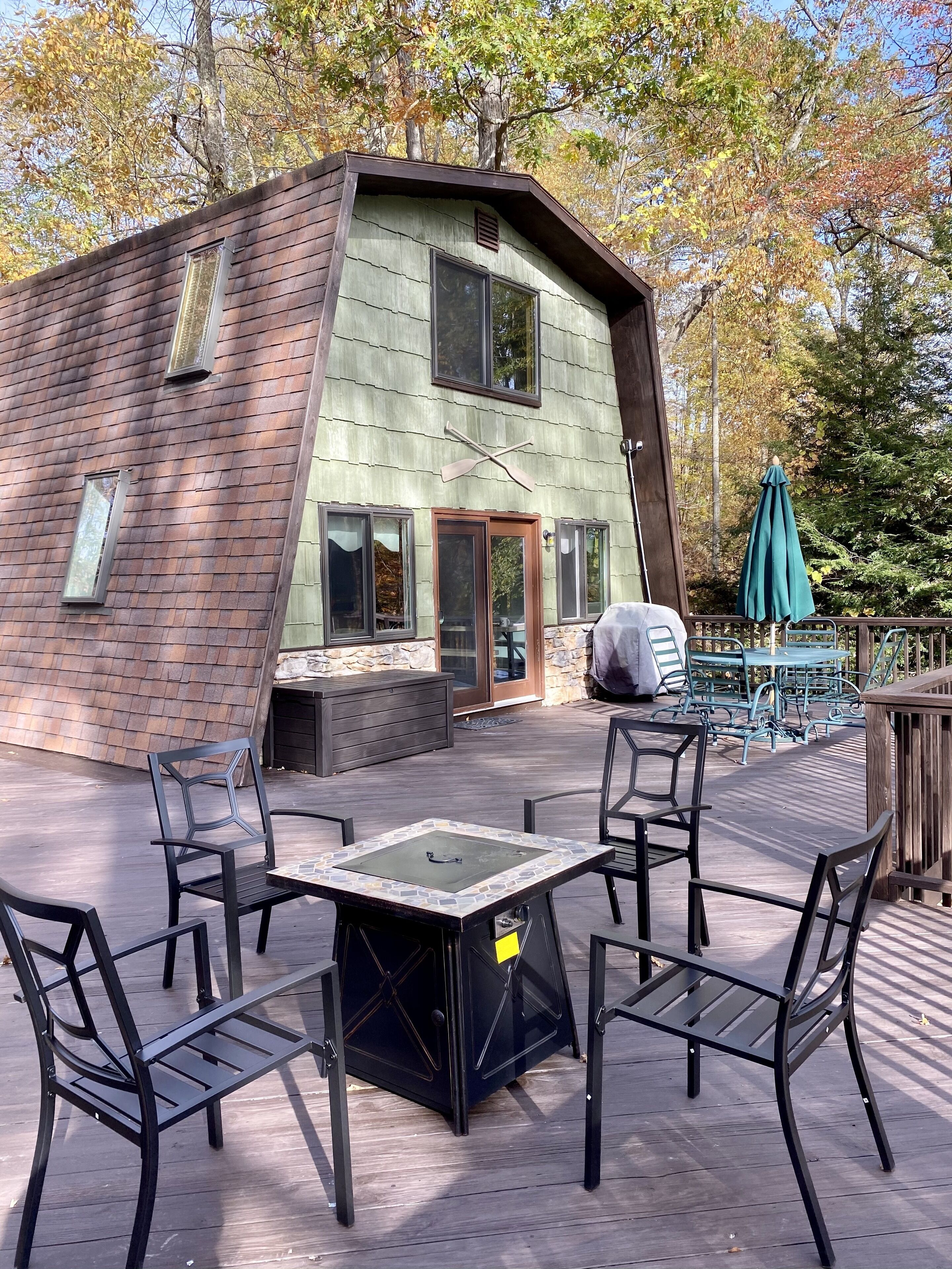 Cozy lakefront cottage, close to Wisp, huge deck with views! 