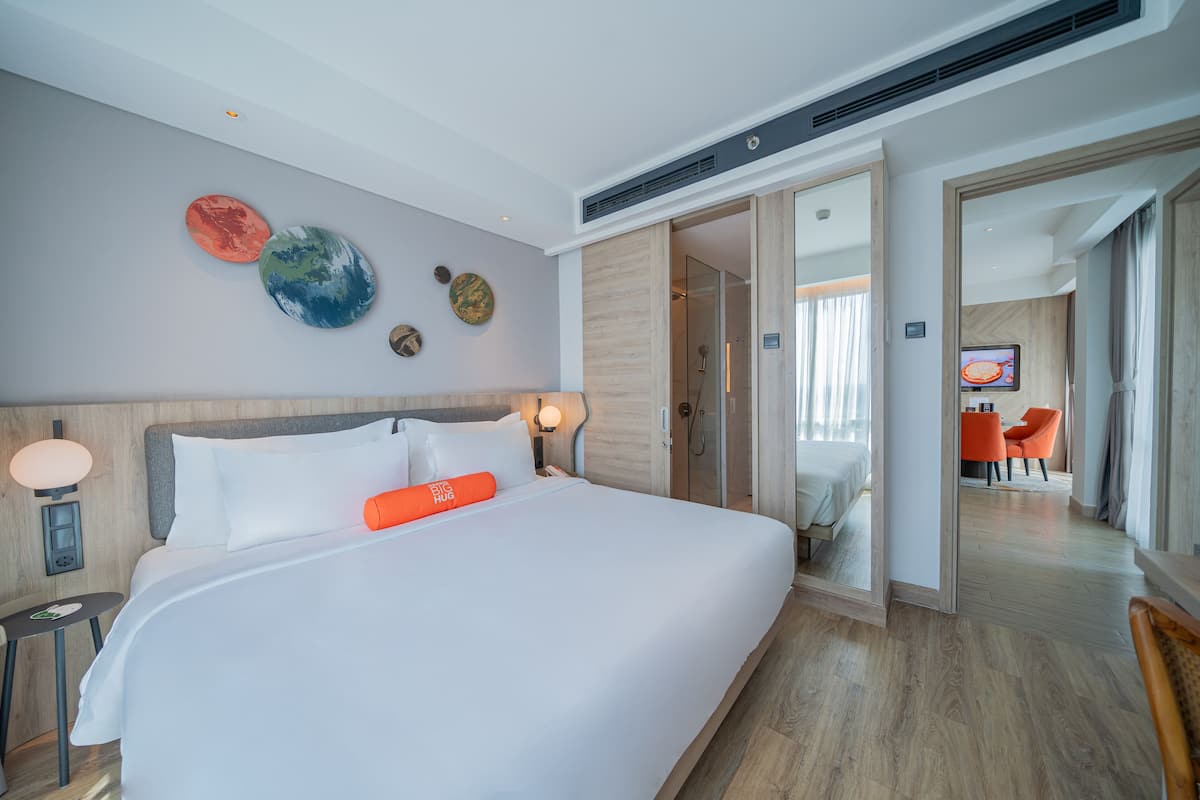 Suite, 2 Schlafzimmer | 1 Schlafzimmer, Minibar, Schreibtisch, Bügeleisen/Bügelbrett