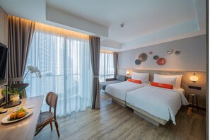 Minibar, desk, iron/ironing board, free cribs/infant beds - HARRIS Suites Puri Mansion Jakarta (Jakarta)