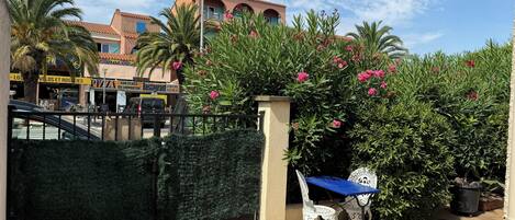 تناول الطعام بالخارج