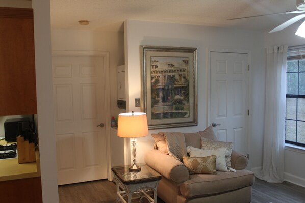 Smart TV - Country Estate home away from home. Quiet and quaint yet close to everything. (Summerdale)