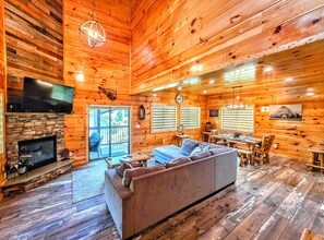 Smart TV, caminetto, tavolo da calcetto