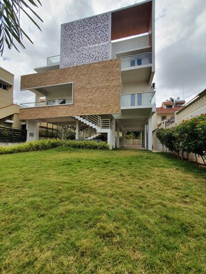 المنشأة من الخارج