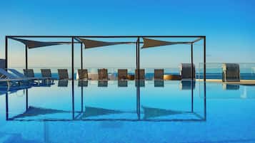 Una piscina techada, una piscina al aire libre