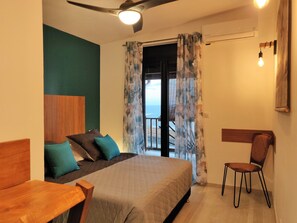 5 slaapkamers, een bureau, een strijkplank/strijkijzer, reisbedje