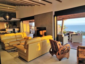 Smart-tv, boeken, een kantoor en een computerscherm