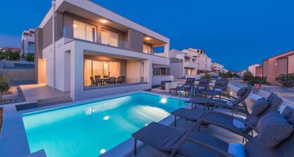 Luxury Villa for18 with Private Heated Pool near the Beach