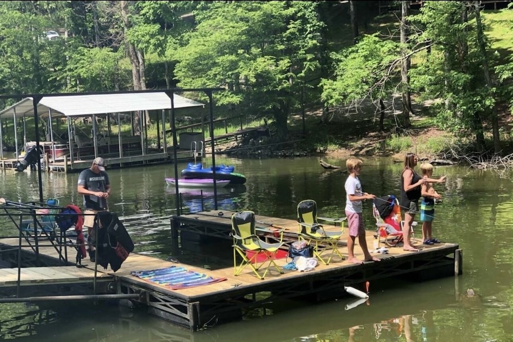 Lakefront Retreat with private dock - 🐶 DOG FRIENDLY 5 acres on Lake Barkley!