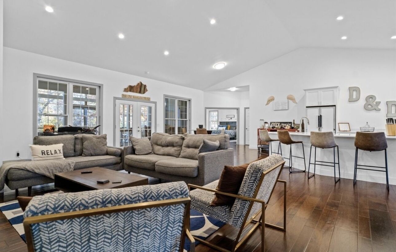 Lakefront Retreat with private dock - 🐶 DOG FRIENDLY 5 acres on Lake Barkley!