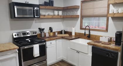 AMRock Cabin - Direct access to Ouachita National Forest and Wolf Pen Gap
