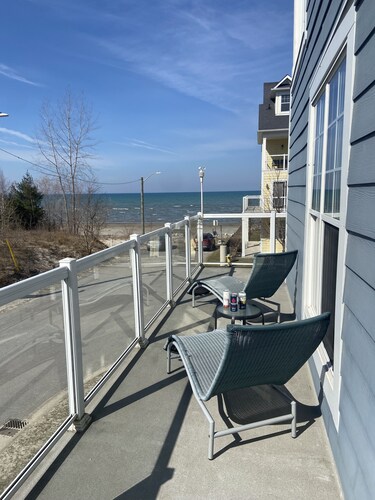 4 bedroom townhouse in Wasaga Beach, steps to sandy beach, high speed wifi, AC