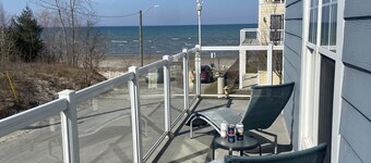 4 bedroom townhouse in Wasaga Beach, steps to sandy beach, high speed wifi, AC