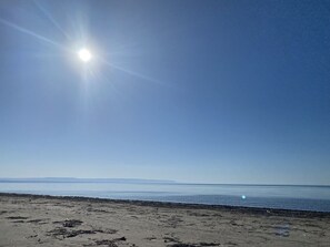 Beach nearby, sun-loungers, beach towels