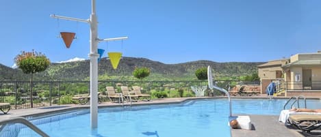 Piscina a l'aire lliure i piscina climatitzada