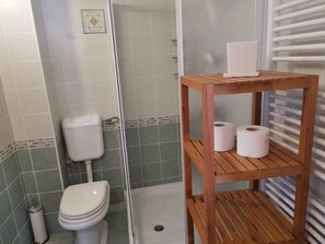 Dusch, hårtork, handdukar och tvål