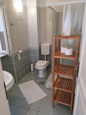 Regadera, secadora de cabello, toallas, jabón 