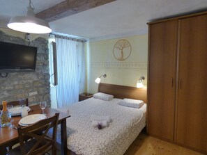 1 habitación, tabla de planchar con plancha, wifi y ropa de cama 