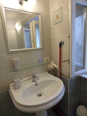 Douche, séchoir à cheveux, serviettes fournies, savon
